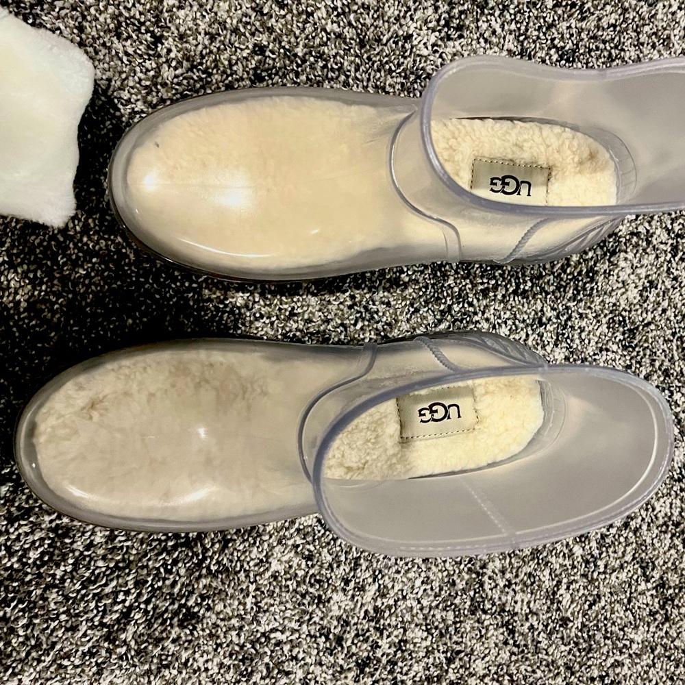 Women’s UGG clear rain boots with fleece socks size 7